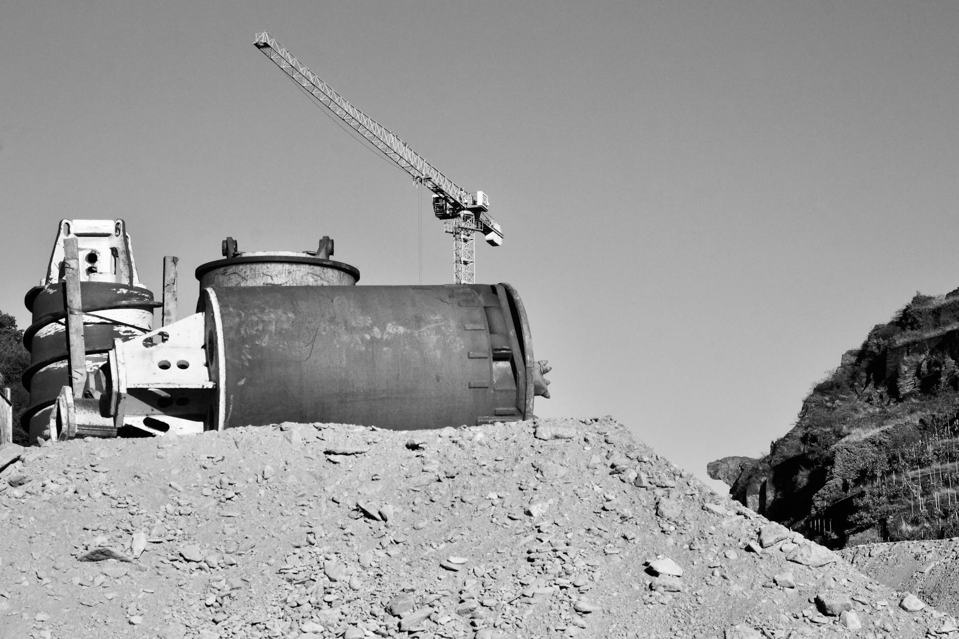 Kobieta i mężczyzna podczas rozmowy o pracę w Elblągu, pracownik przygotowuje CV