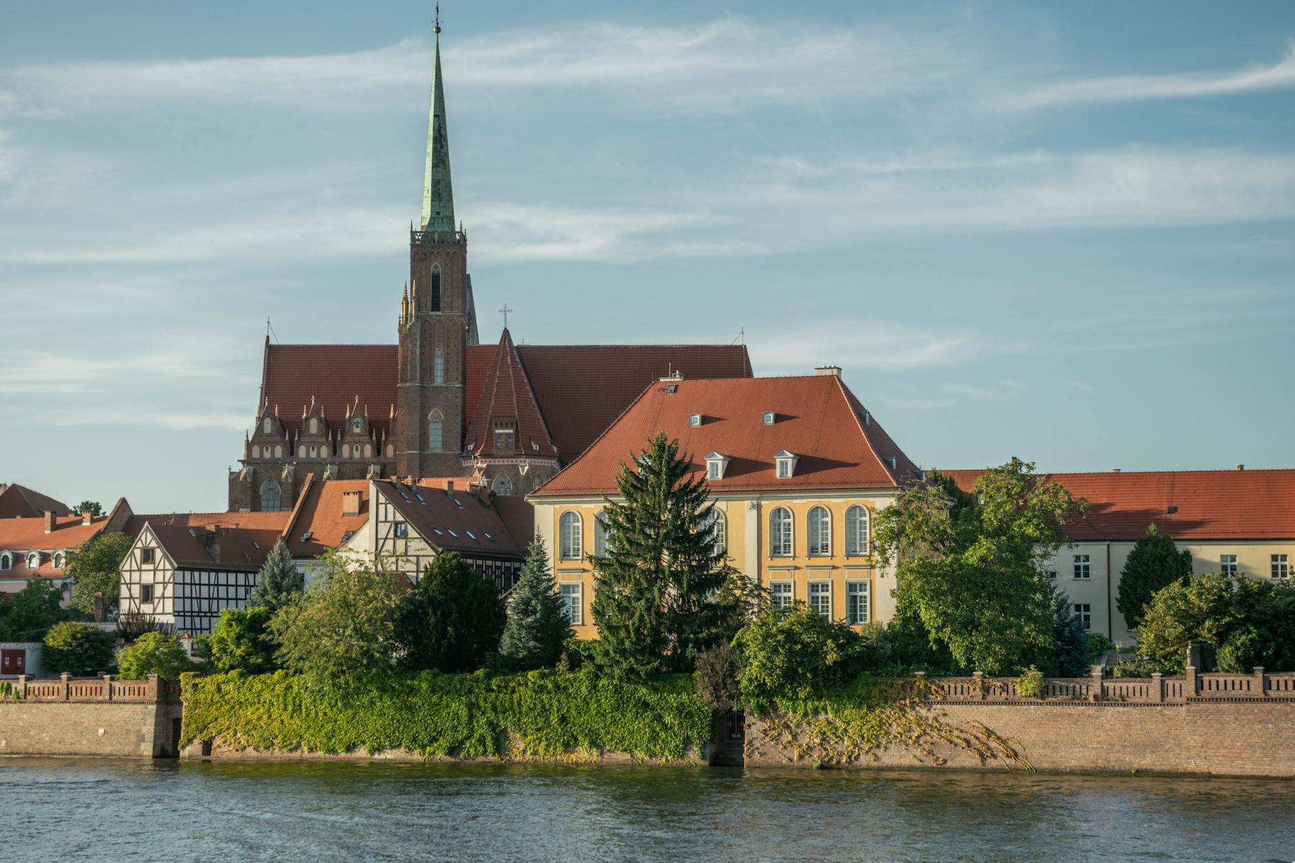 Osoba pracująca przy biurku w nowoczesnym biurze w Elblągu, symbolizująca możliwości pracy w mieście.