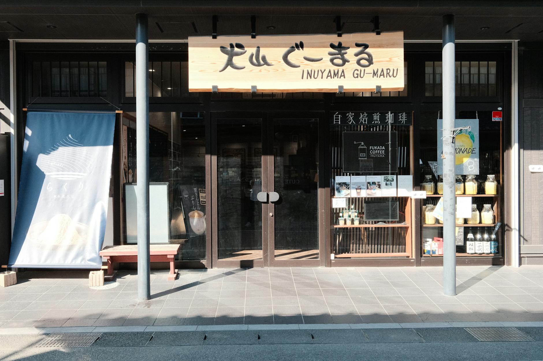 Wykresy przedstawiające stopę bezrobocia i przeciętne wynagrodzenie w Elblągu na podstawie danych GUS