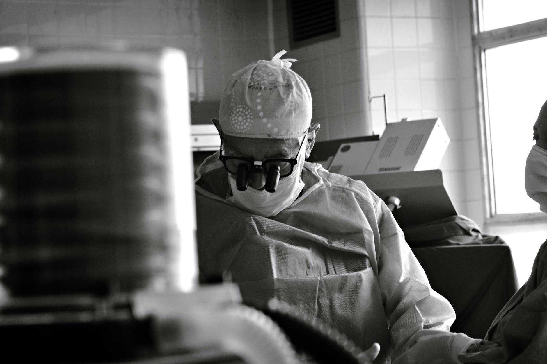 Grafika przedstawiająca ludzi pracujących w nowoczesnym biurze, symbolizująca nowe oferty pracy w Elblągu.