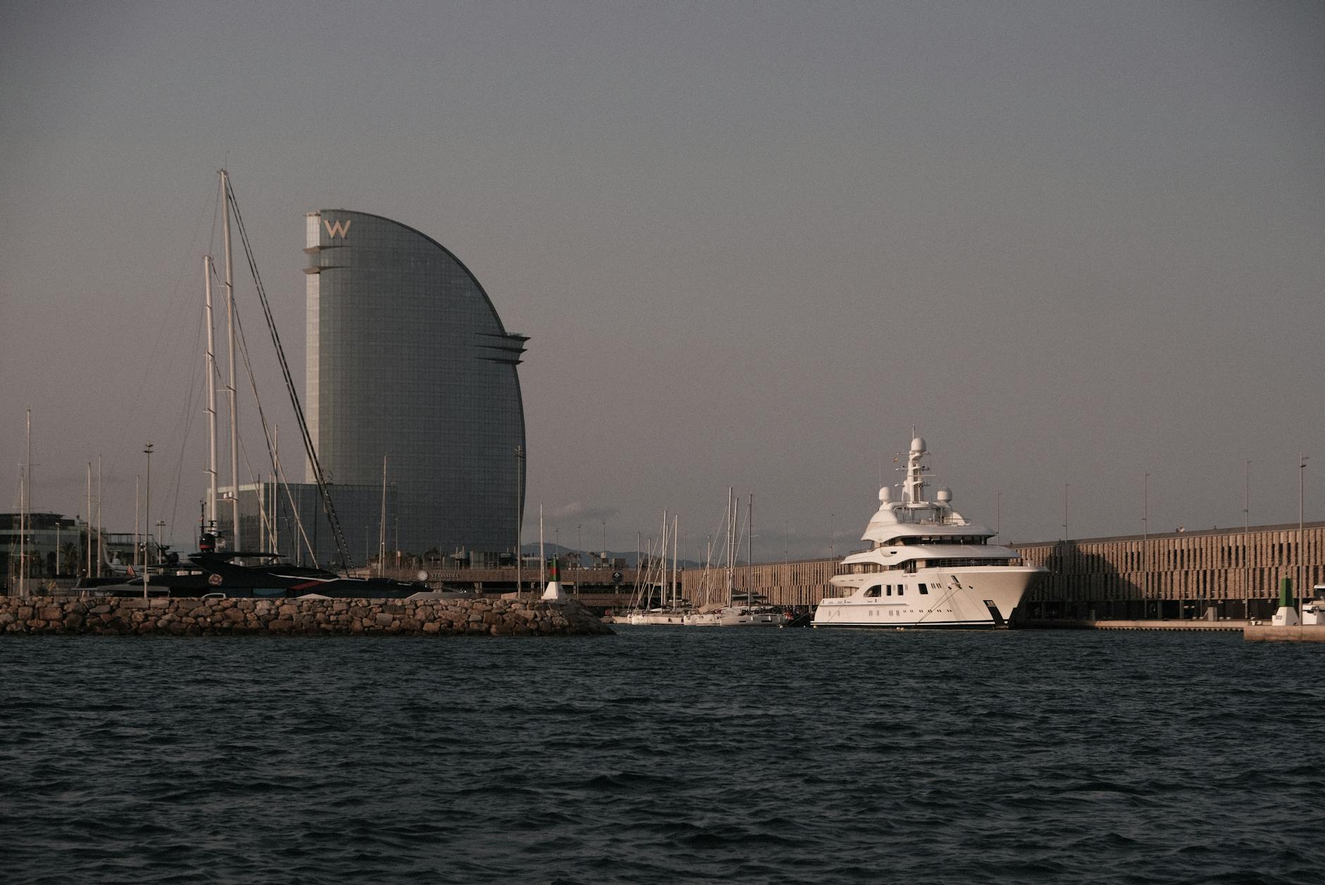 Grafika przedstawiająca ludzi pracujących w nowoczesnym biurze w Elblągu, symbolizująca nowe oferty pracy.