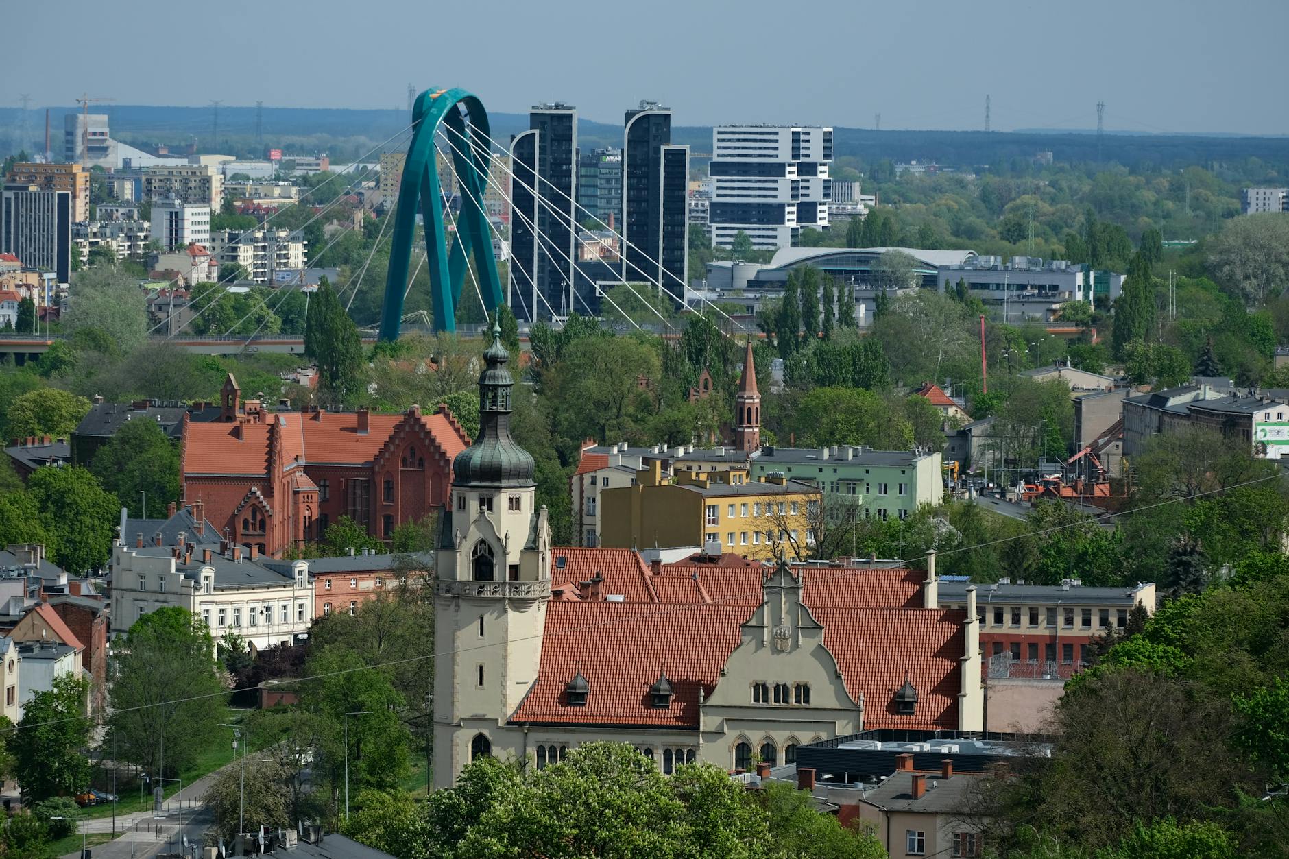 Plakat informujący o eliminacjach do Mistrzostw Polski w jeździe figurowej na rolkach i wrotkach oraz Koncercie Pieśni Sakralnych 'Dla Mamy' w Elblągu.