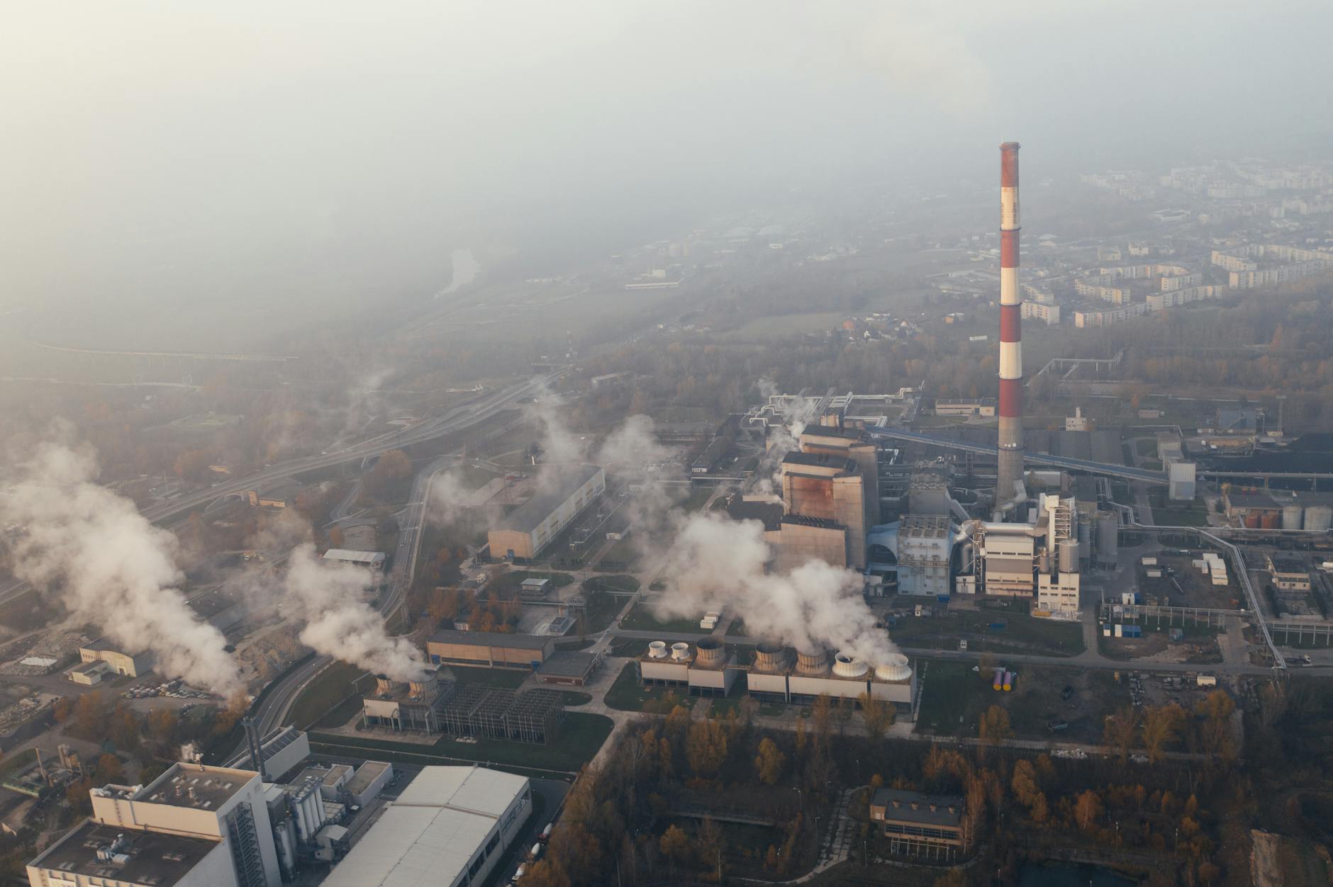 Mapa Elbląga z symbolem wskazującym na problem smogu i jakość powietrza